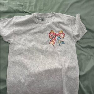 Gildan Light Gray Kids Tee with Colorful Bow Graphic